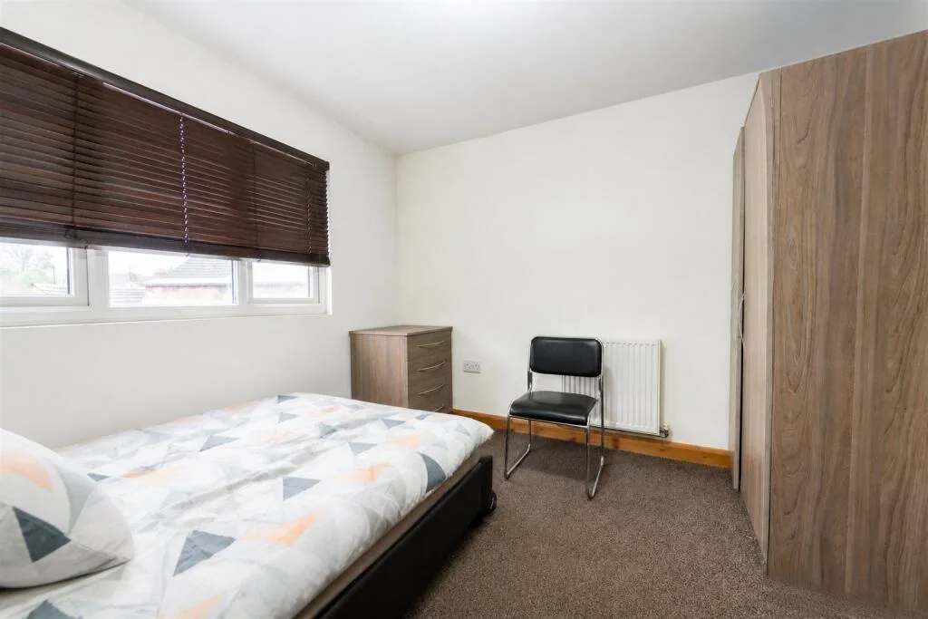 6 bedroom end of terrace house for rent