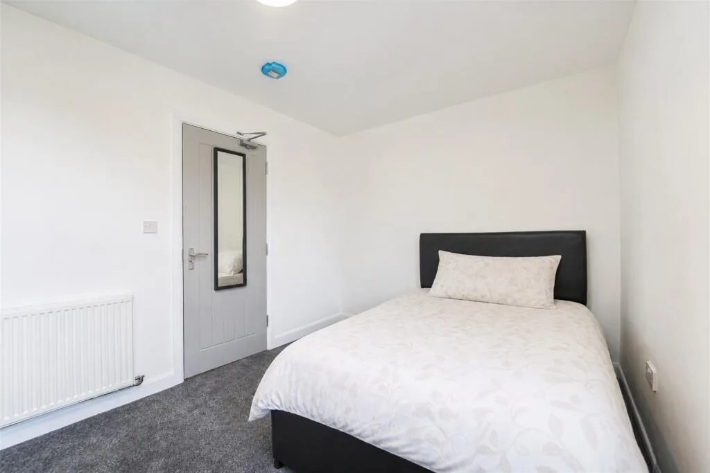 6 bedroom end of terrace house for rent