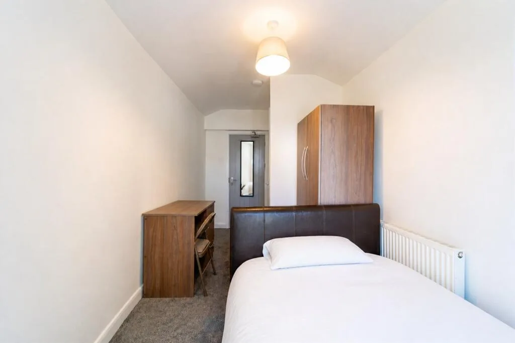 6 bedroom end of terrace house for rent