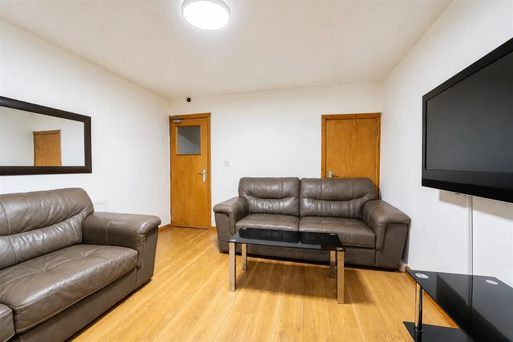 6 bedroom end of terrace house for rent