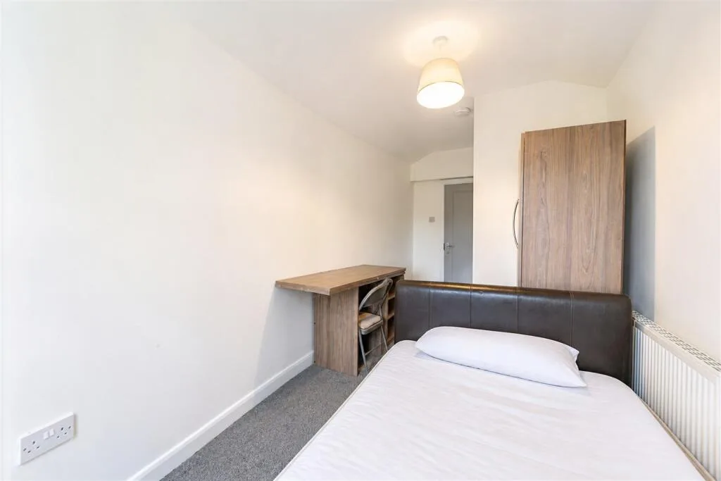 6 bedroom end of terrace house for rent
