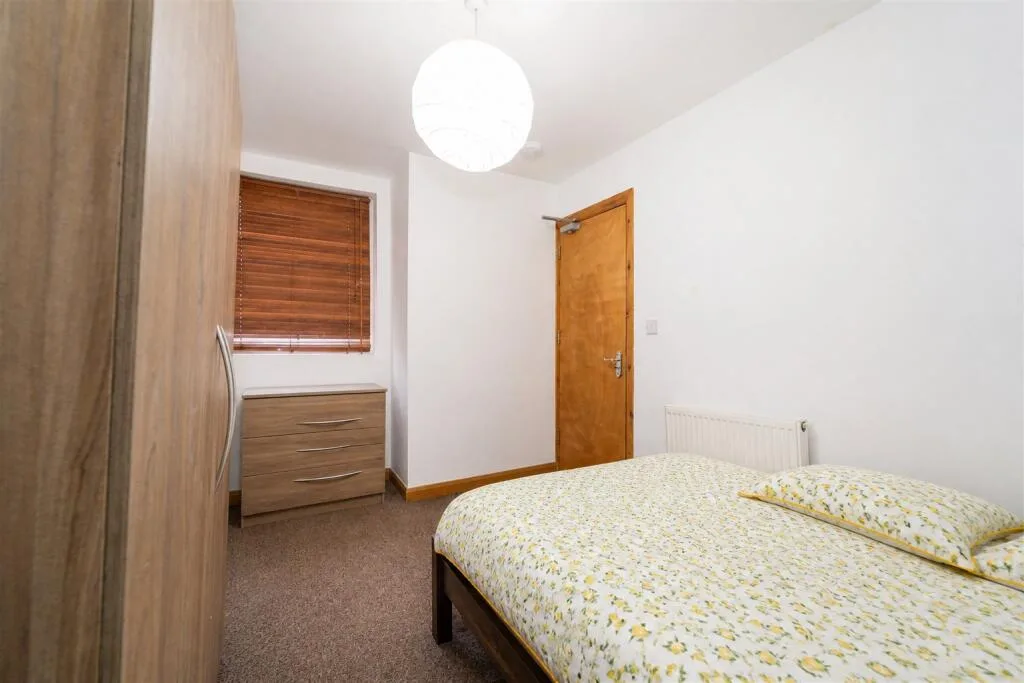 6 bedroom end of terrace house for rent