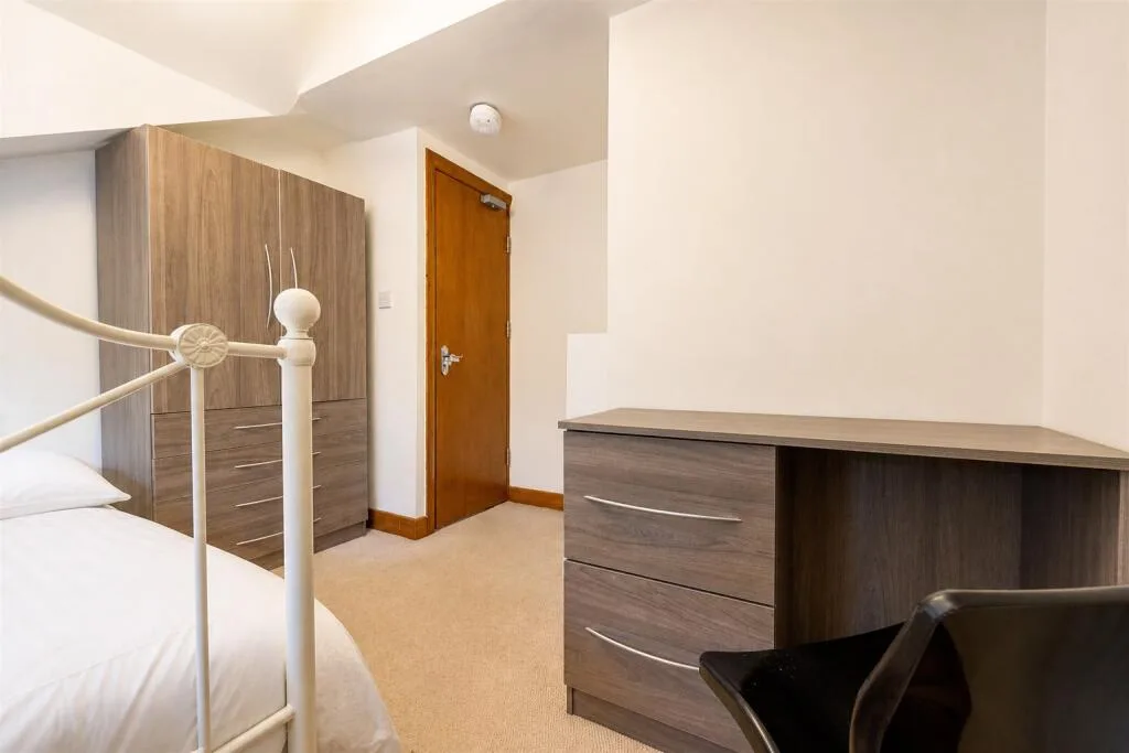 6 bedroom end of terrace house for rent