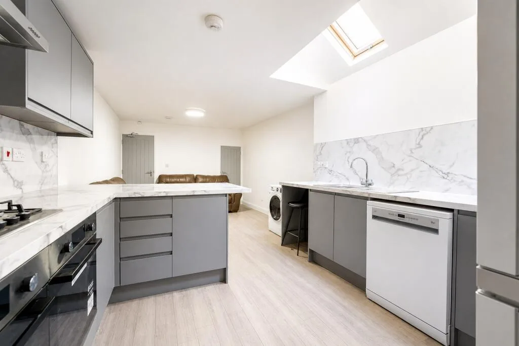 6 bedroom end of terrace house for rent