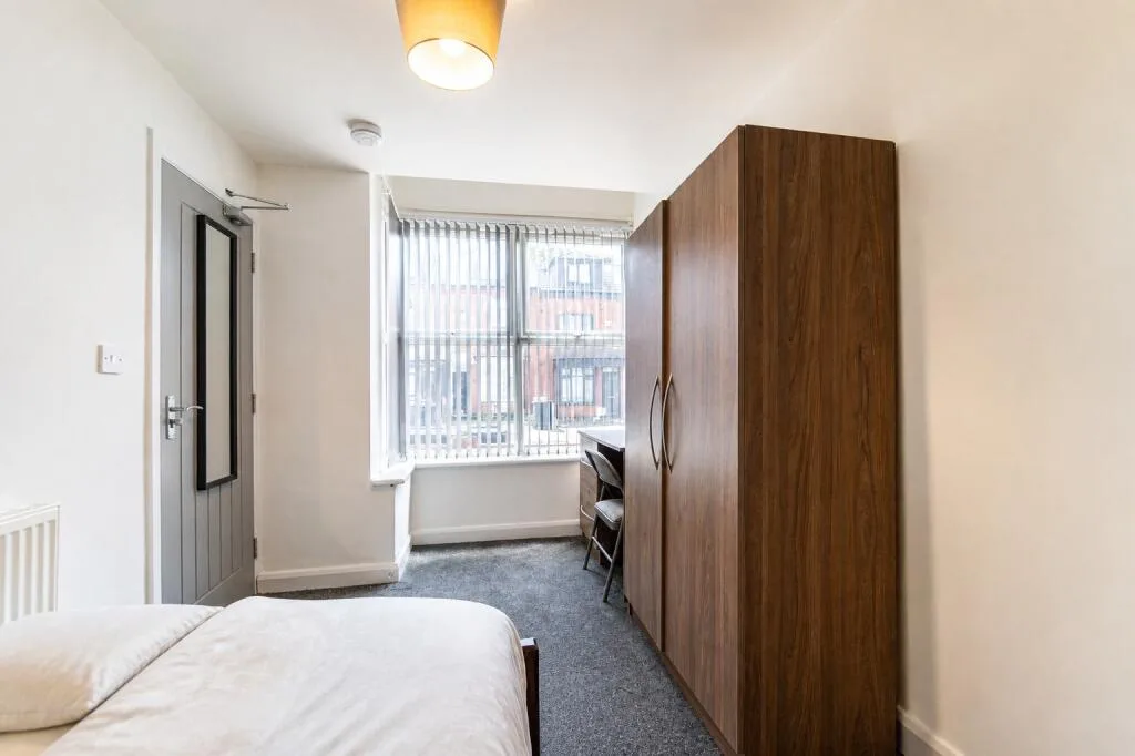 6 bedroom end of terrace house for rent