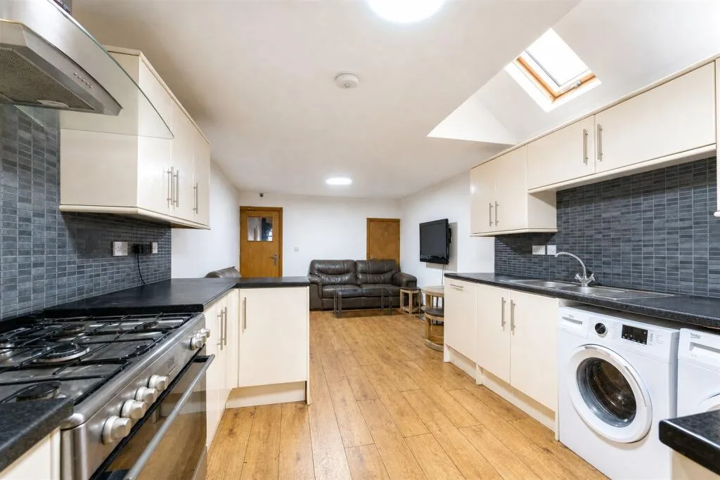 6 bedroom end of terrace house for rent