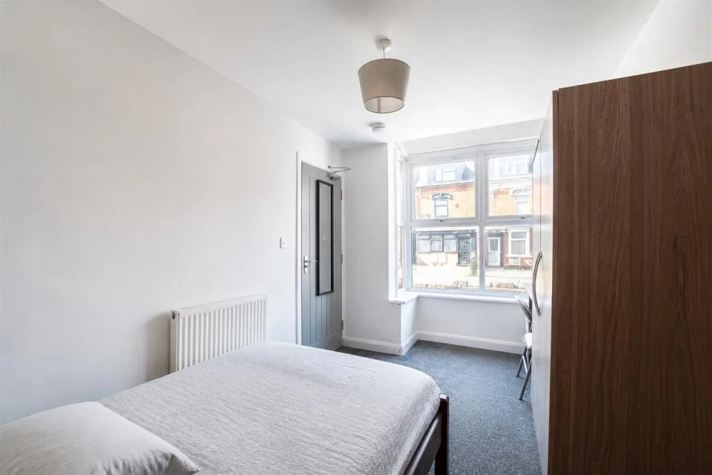 6 bedroom end of terrace house for rent