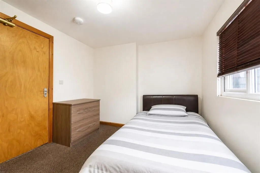 6 bedroom end of terrace house for rent
