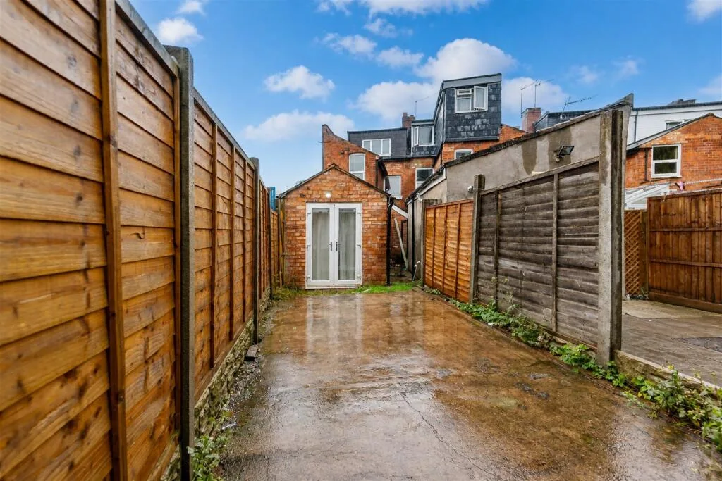 6 bedroom end of terrace house for rent