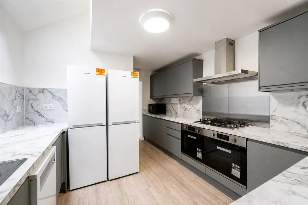 6 bedroom end of terrace house for rent