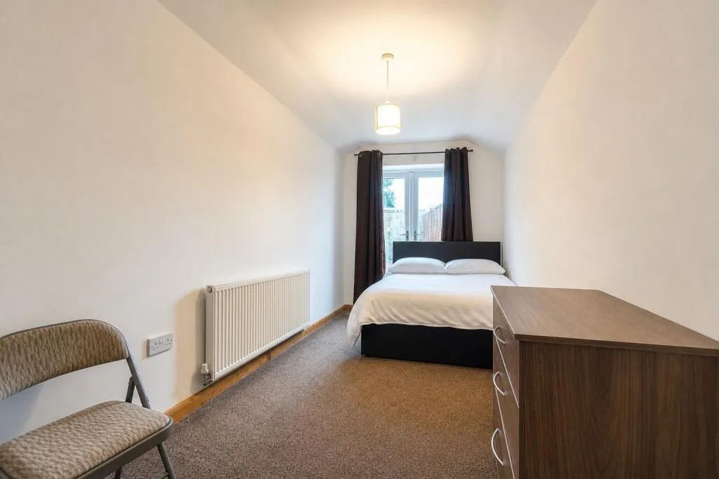 6 bedroom end of terrace house for rent