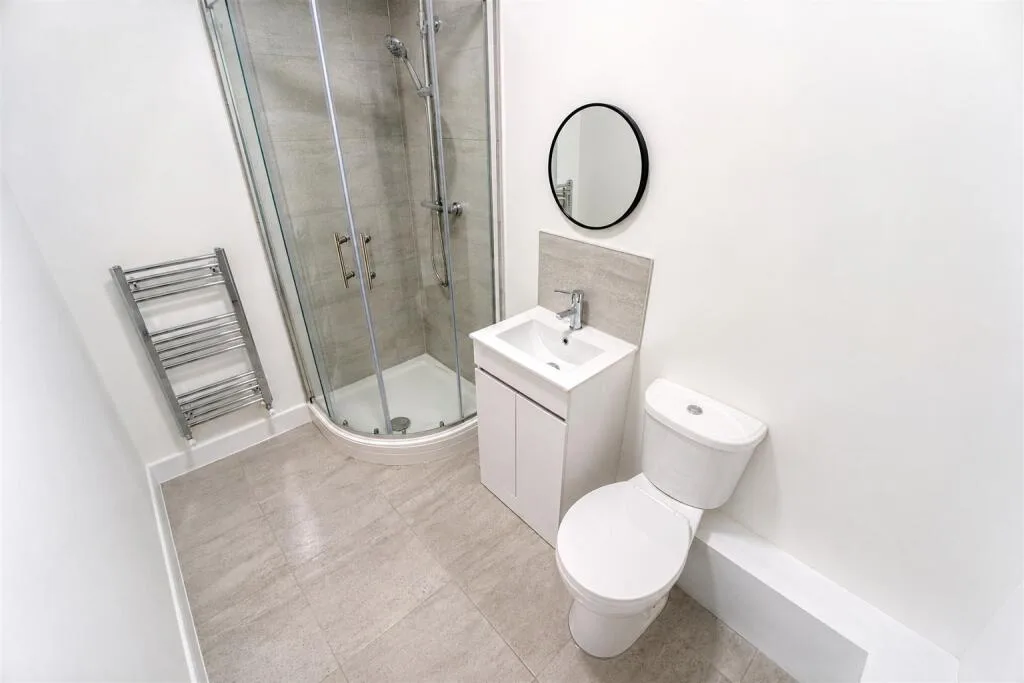 6 bedroom end of terrace house for rent