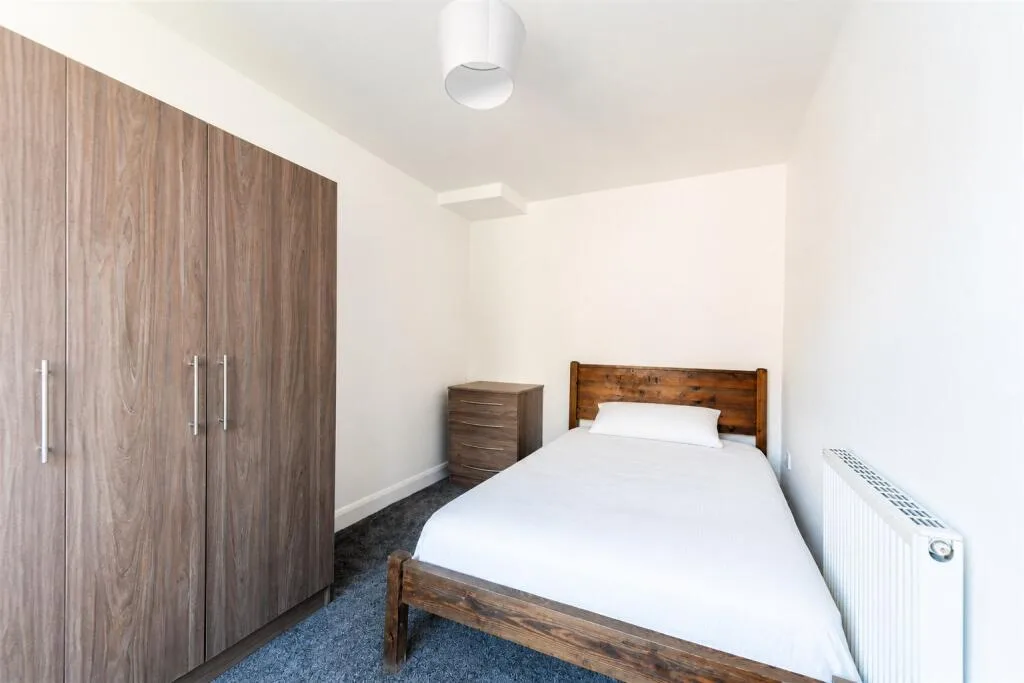 6 bedroom end of terrace house for rent