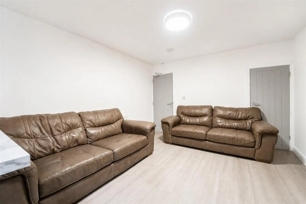 6 bedroom end of terrace house for rent