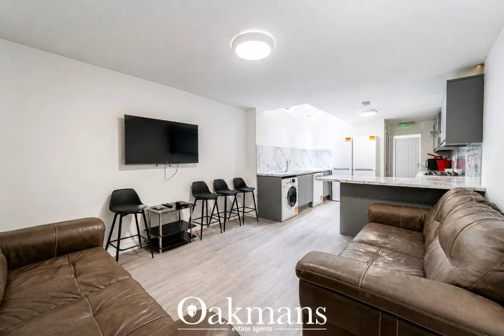6 bedroom end of terrace house for rent