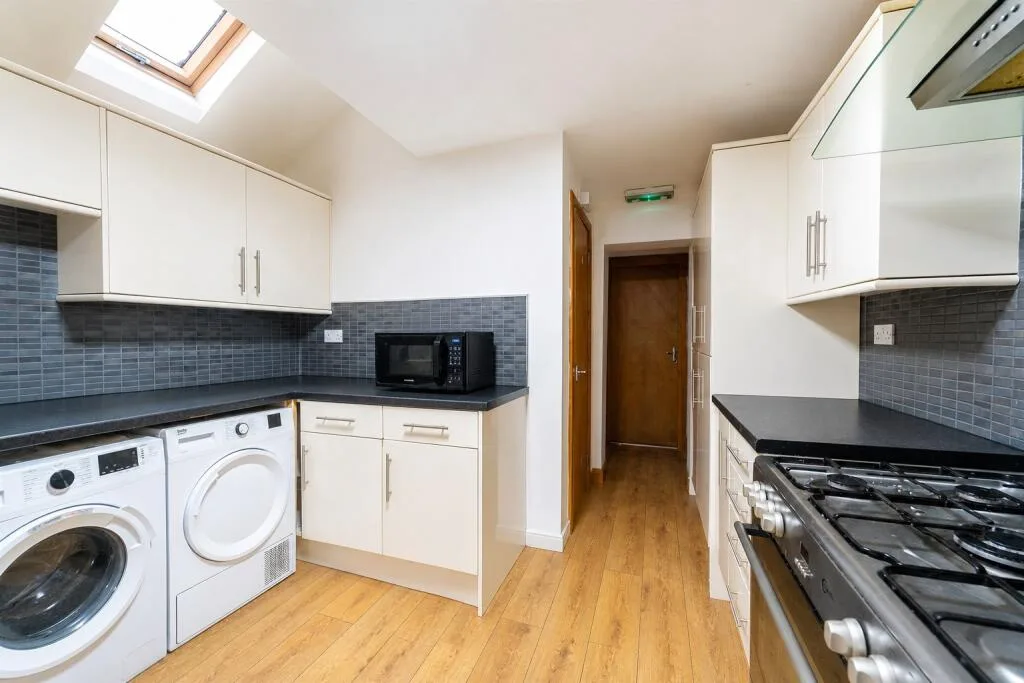 6 bedroom end of terrace house for rent