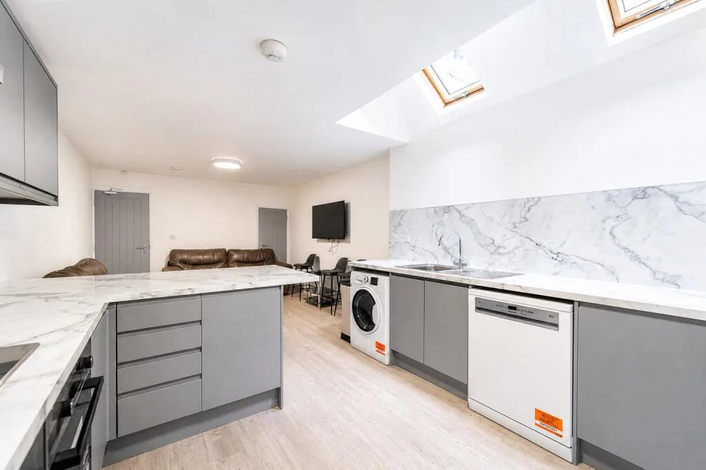6 bedroom end of terrace house for rent