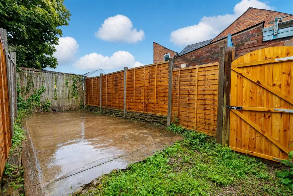 6 bedroom end of terrace house for rent