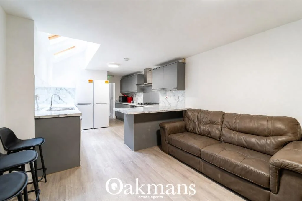 6 bedroom end of terrace house for rent