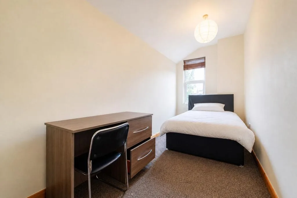 6 bedroom end of terrace house for rent