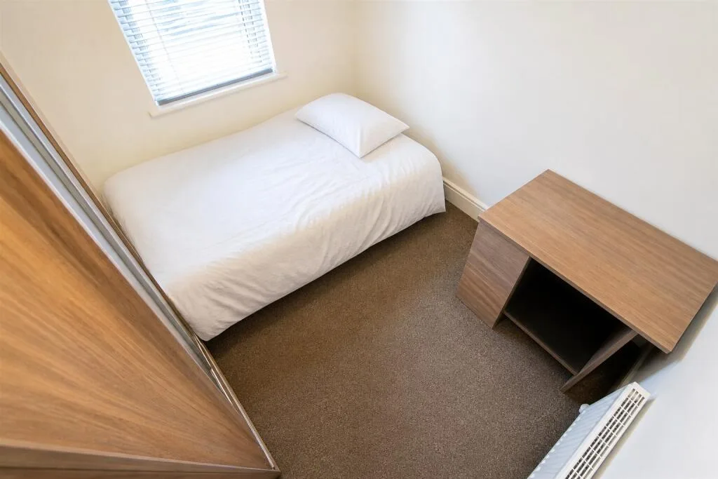 6 bedroom end of terrace house for rent