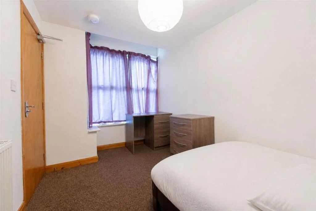 6 bedroom end of terrace house for rent