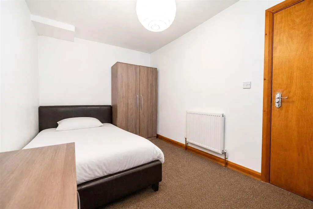6 bedroom end of terrace house for rent
