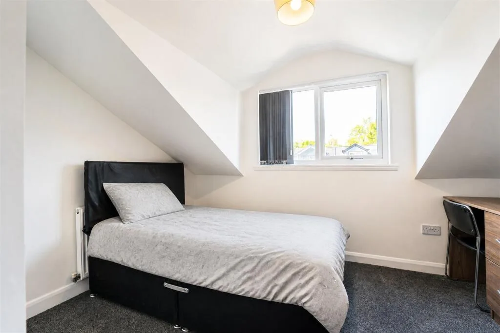 6 bedroom end of terrace house for rent