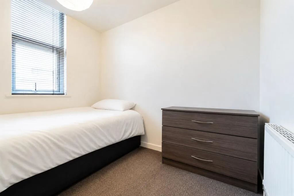 6 bedroom end of terrace house for rent