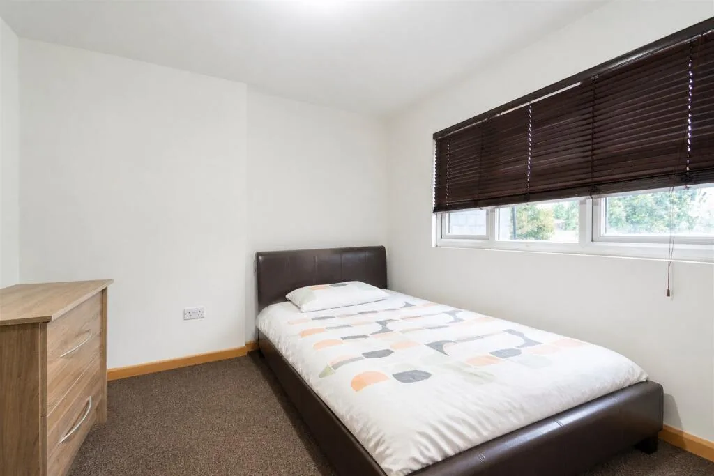 6 bedroom end of terrace house for rent
