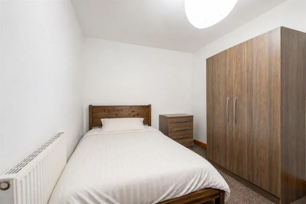 6 bedroom end of terrace house for rent