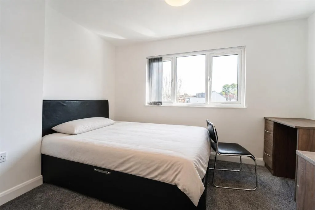 6 bedroom end of terrace house for rent
