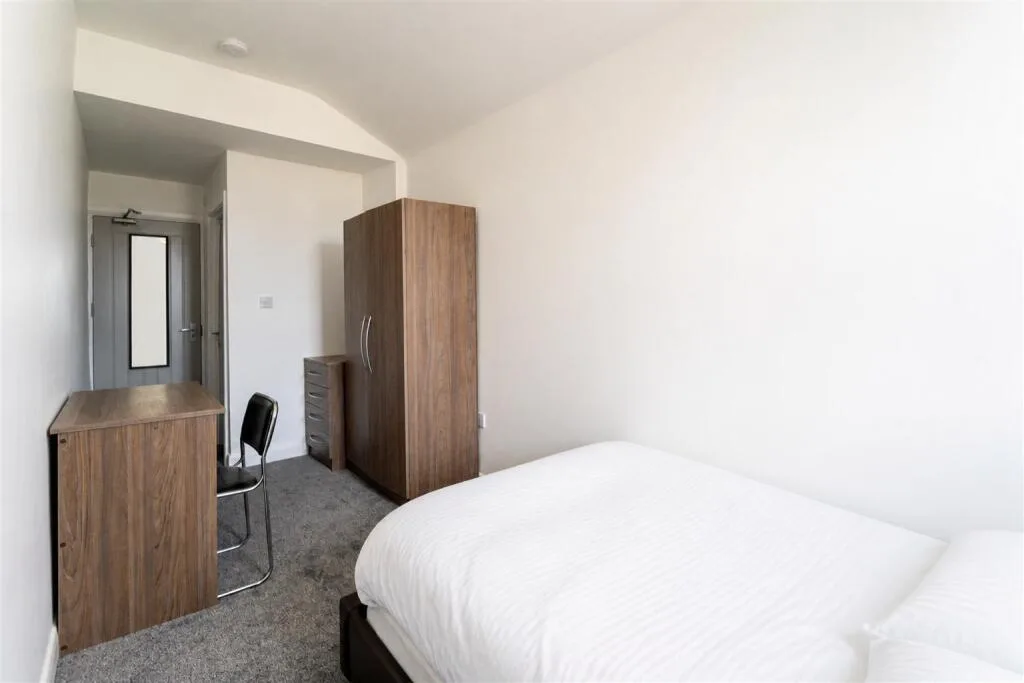 6 bedroom end of terrace house for rent