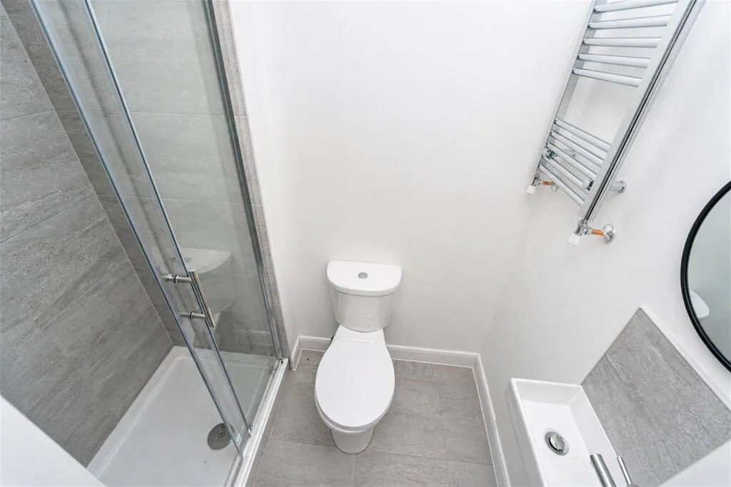 6 bedroom end of terrace house for rent