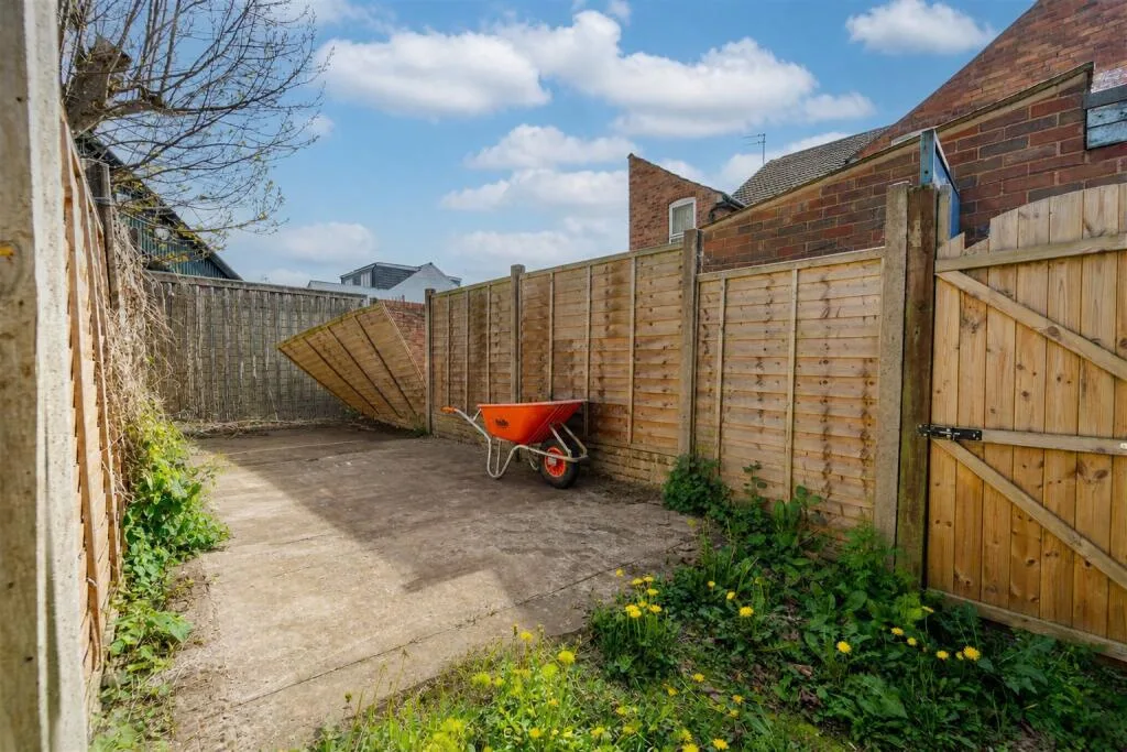 6 bedroom end of terrace house for rent