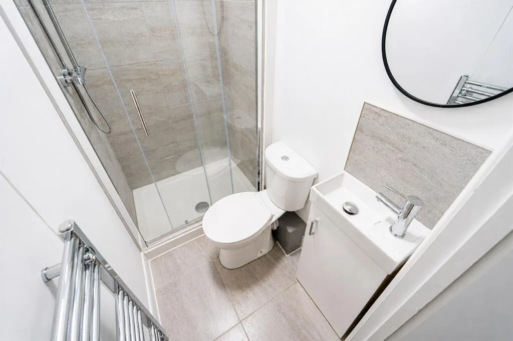 6 bedroom end of terrace house for rent