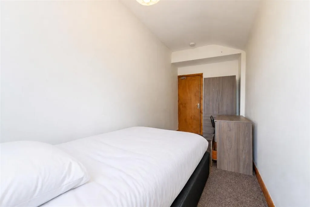 6 bedroom end of terrace house for rent