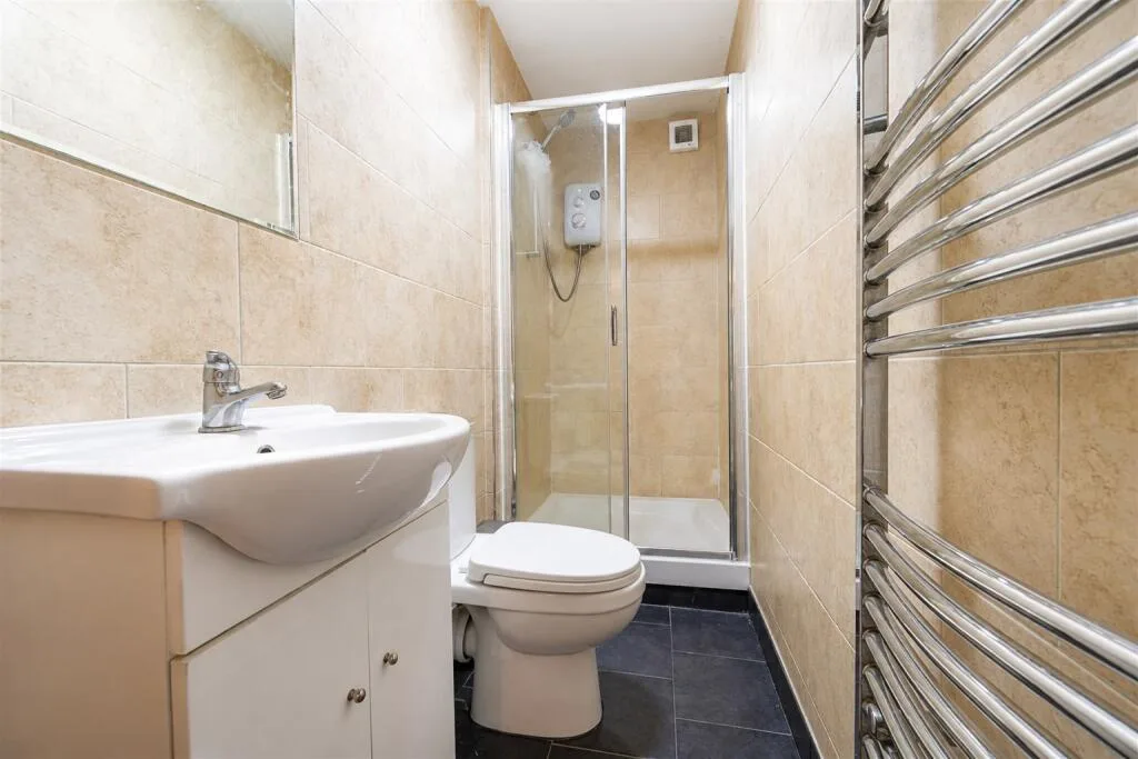 6 bedroom end of terrace house for rent