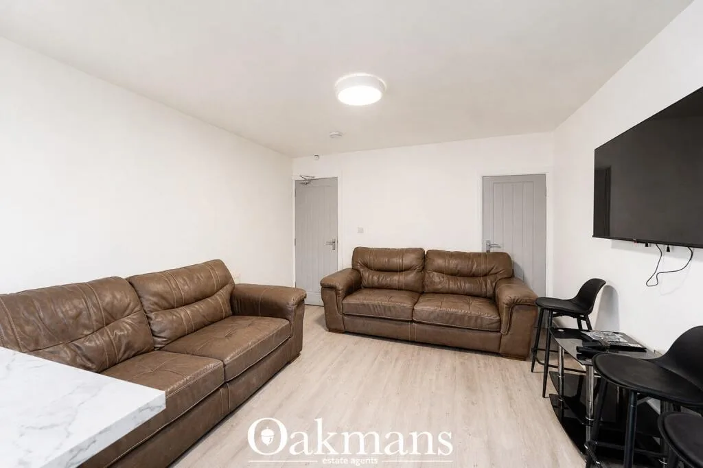 6 bedroom end of terrace house for rent