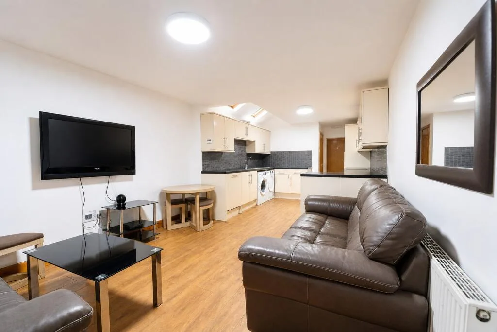 6 bedroom end of terrace house for rent