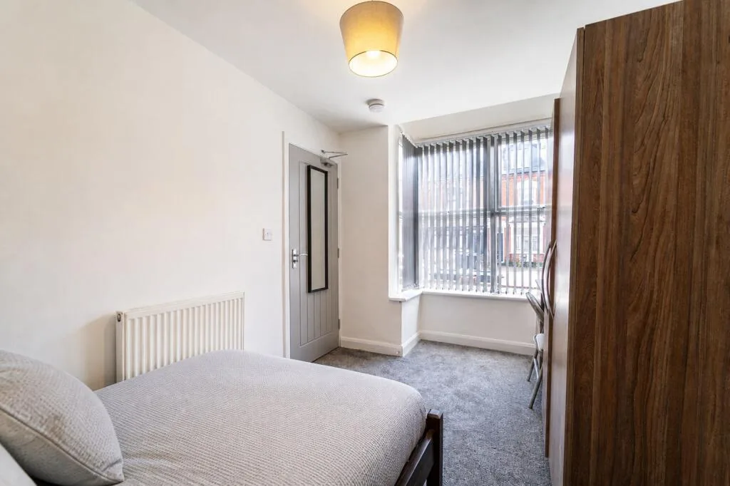 6 bedroom end of terrace house for rent