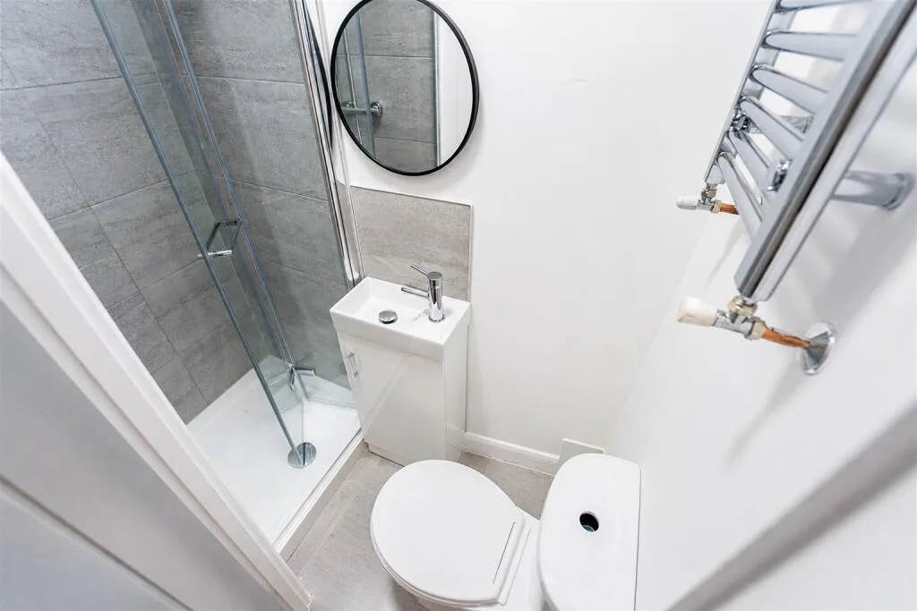 6 bedroom end of terrace house for rent