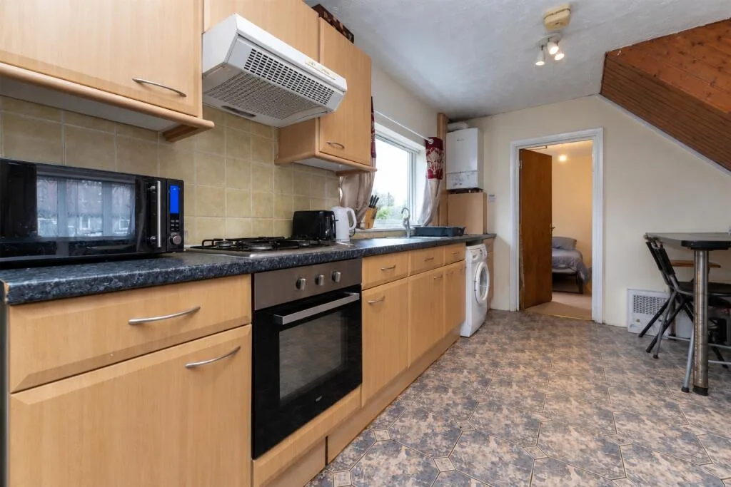 5 bedroom semi-detached house for rent