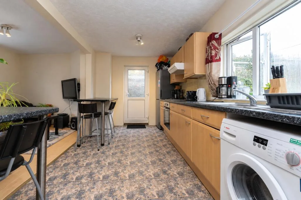 5 bedroom semi-detached house for rent