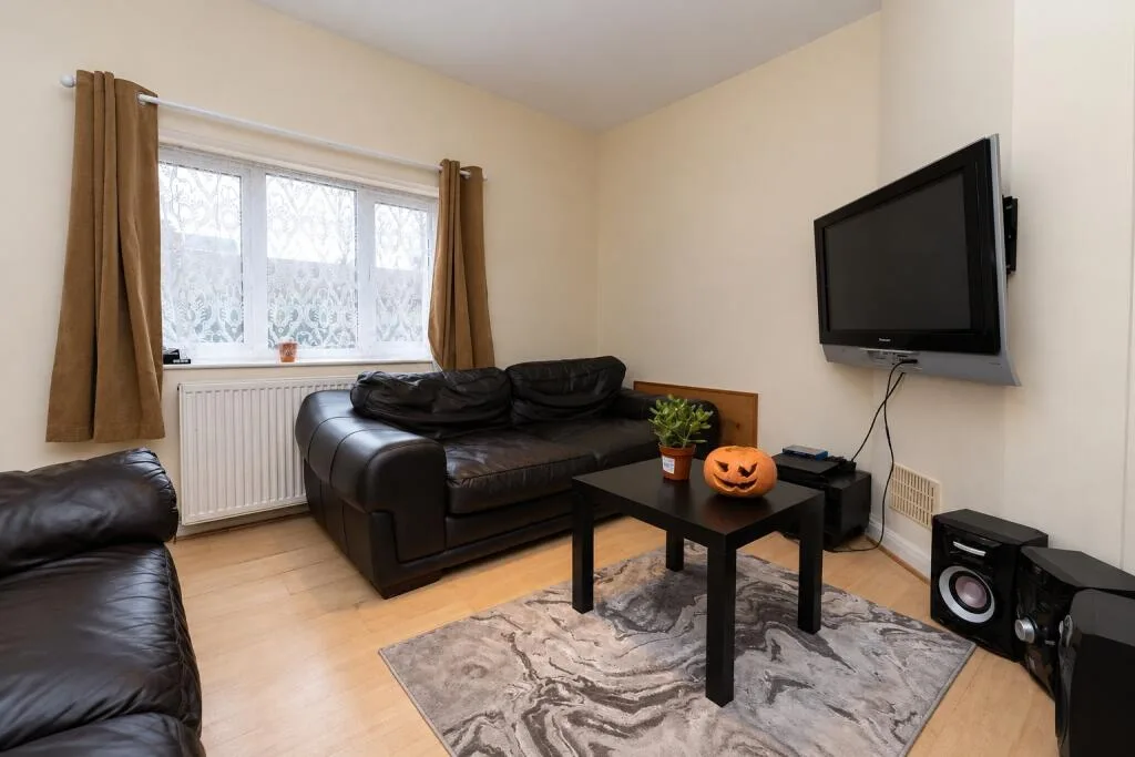 5 bedroom semi-detached house for rent