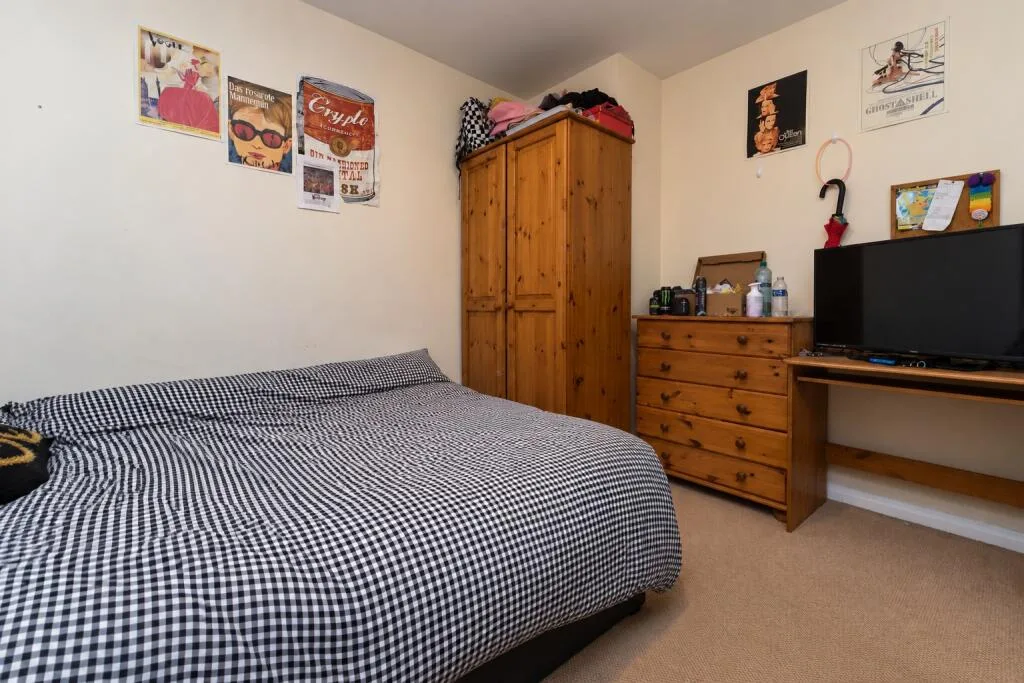 5 bedroom semi-detached house for rent