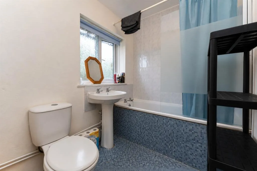 5 bedroom semi-detached house for rent