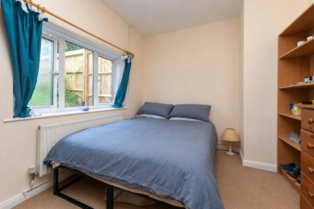 5 bedroom semi-detached house for rent