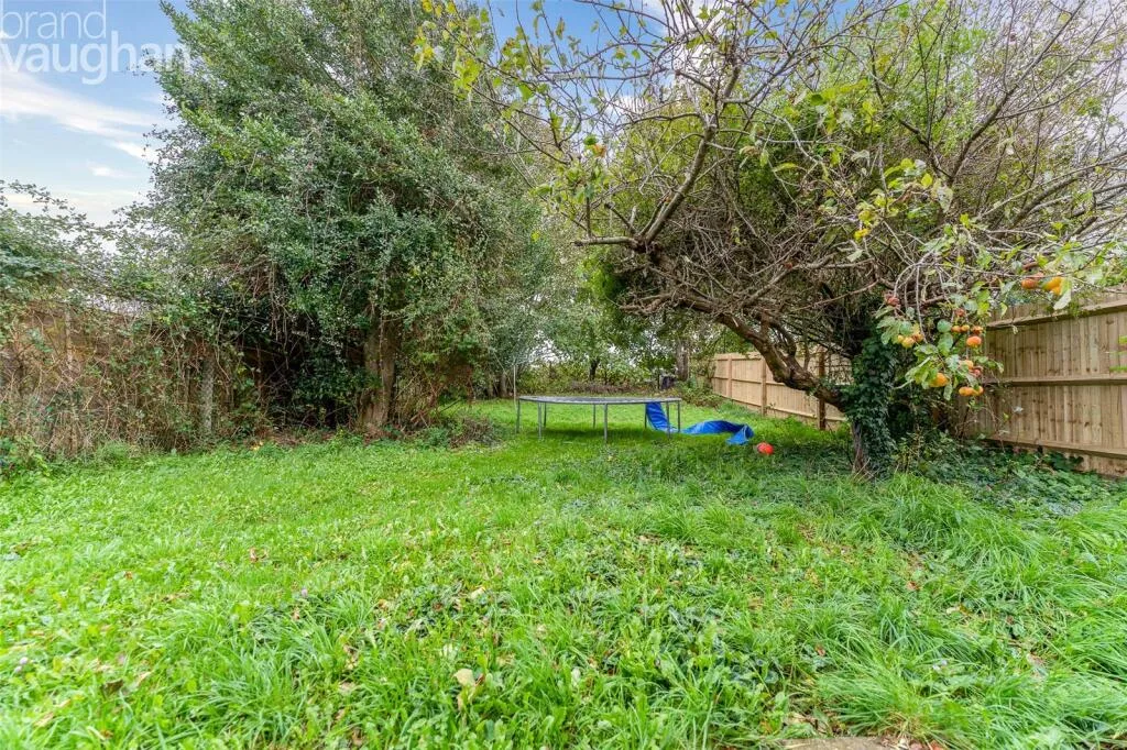 5 bedroom semi-detached house for rent