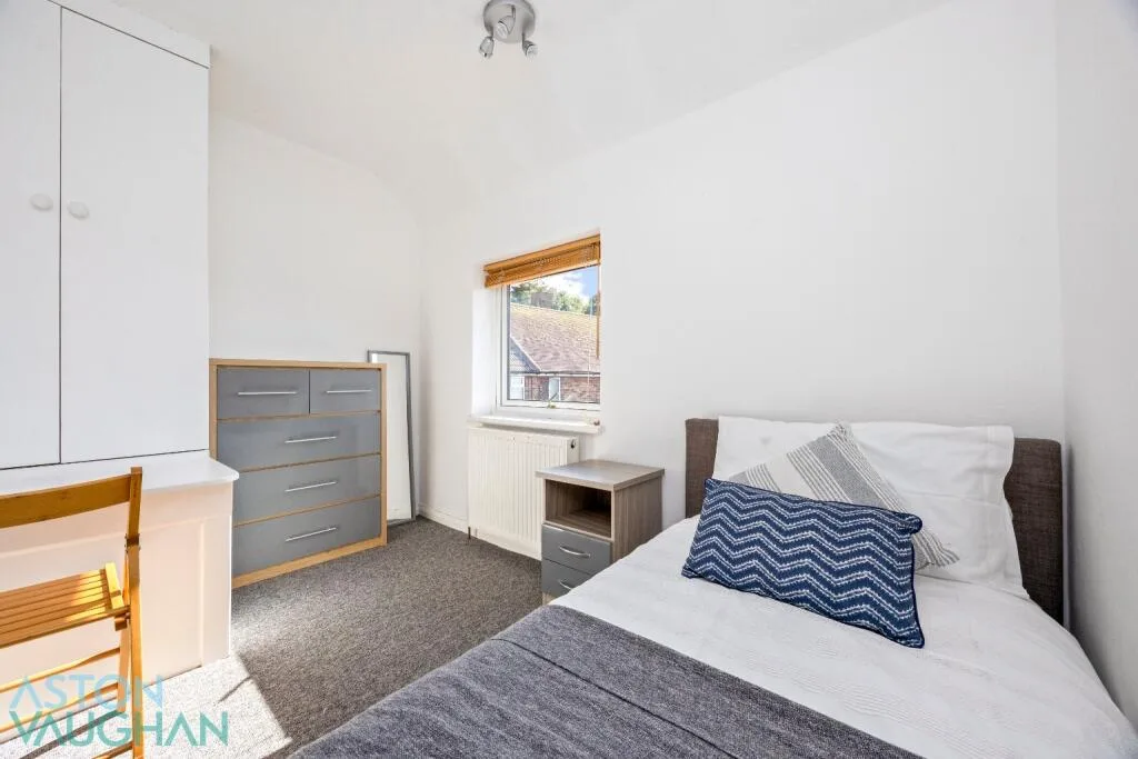 5 bedroom semi-detached house for rent